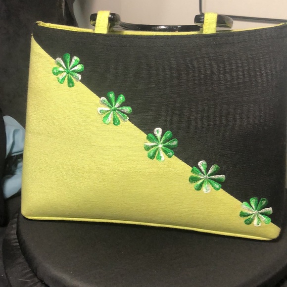 Delightful embroidered tote in gorgeous line green with wooden handles - Picture 2 of 5